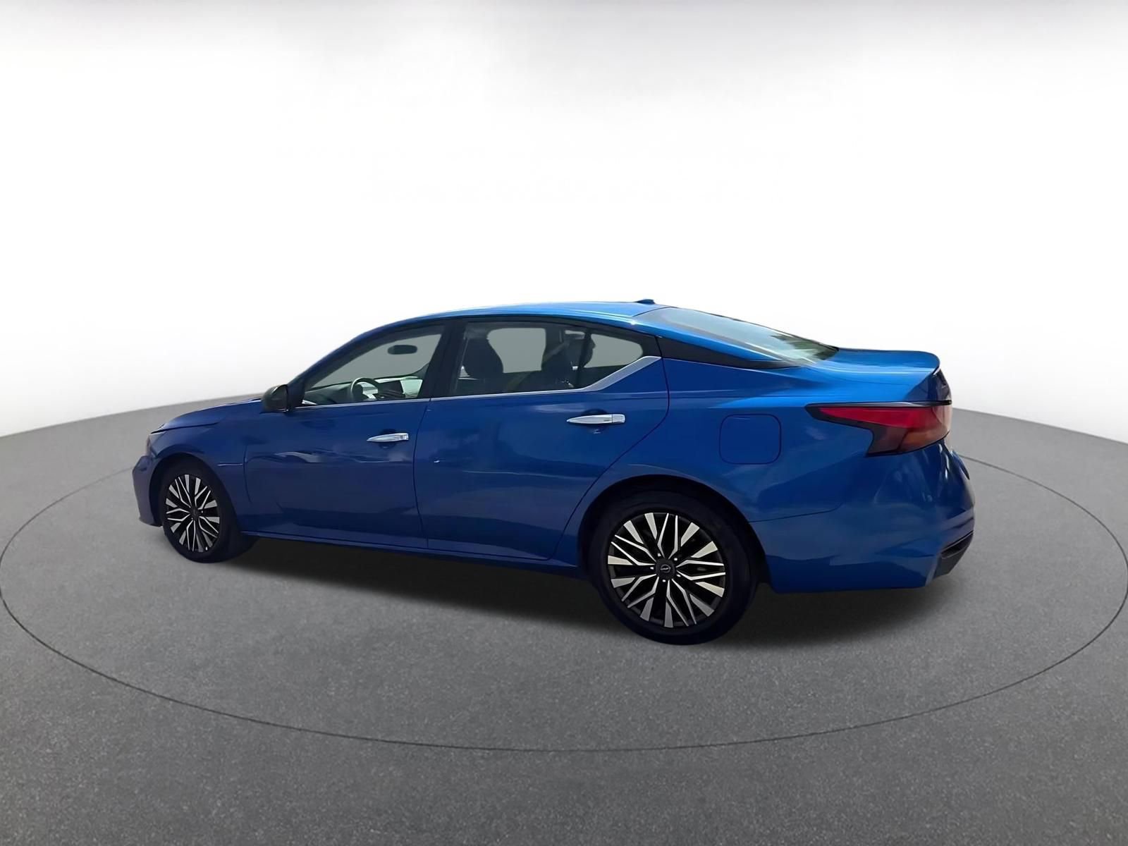 Used 2025 Nissan Altima 2.5 SV FWD image 10