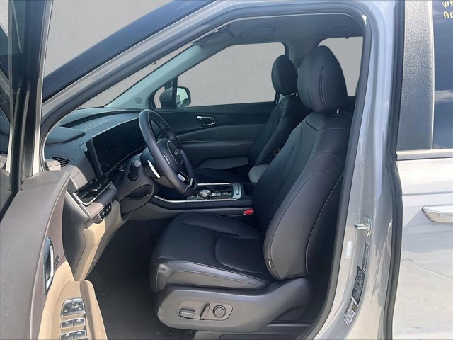 Used 2025 Kia Carnival EX FWD image 27