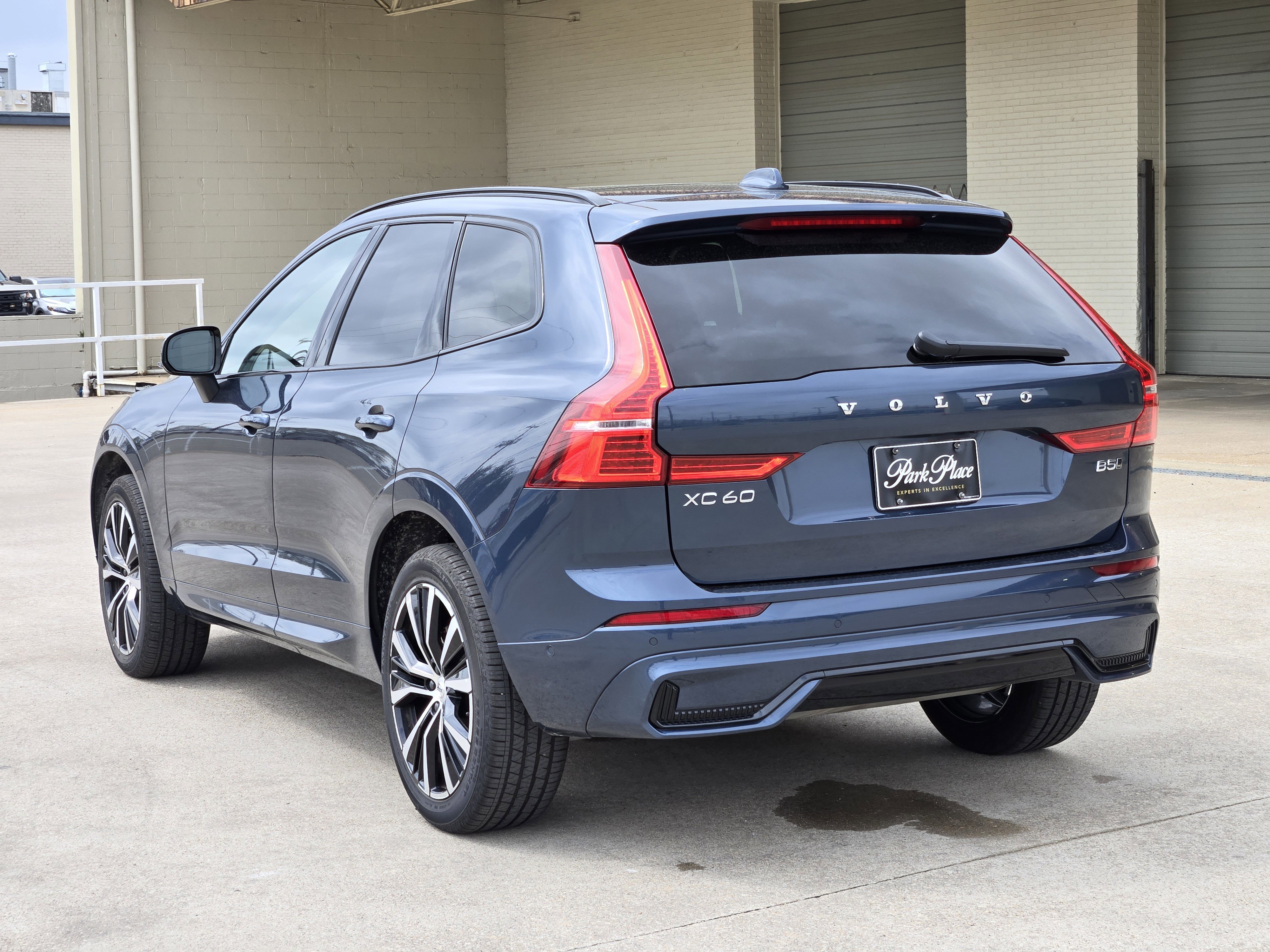 Used 2025 Volvo XC60 B5 Plus image 4