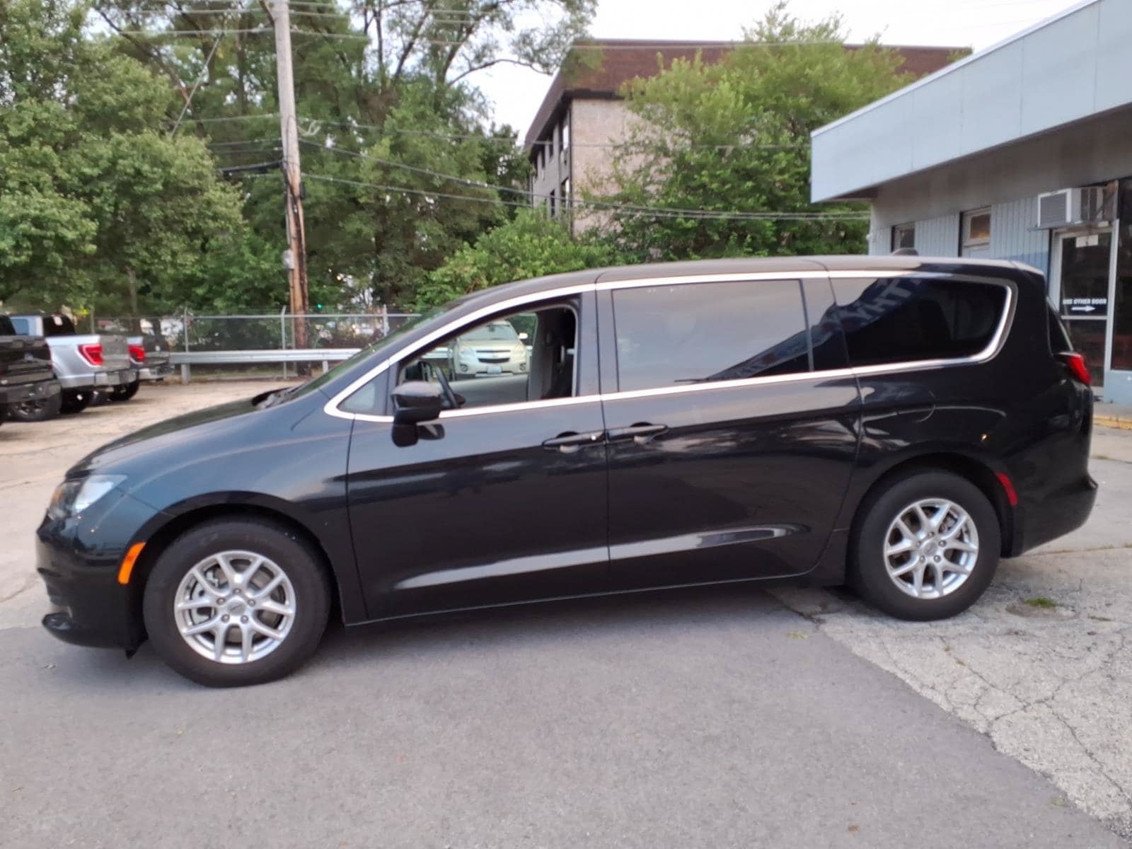 Used 2023 Chrysler Voyager LX FWD image 6
