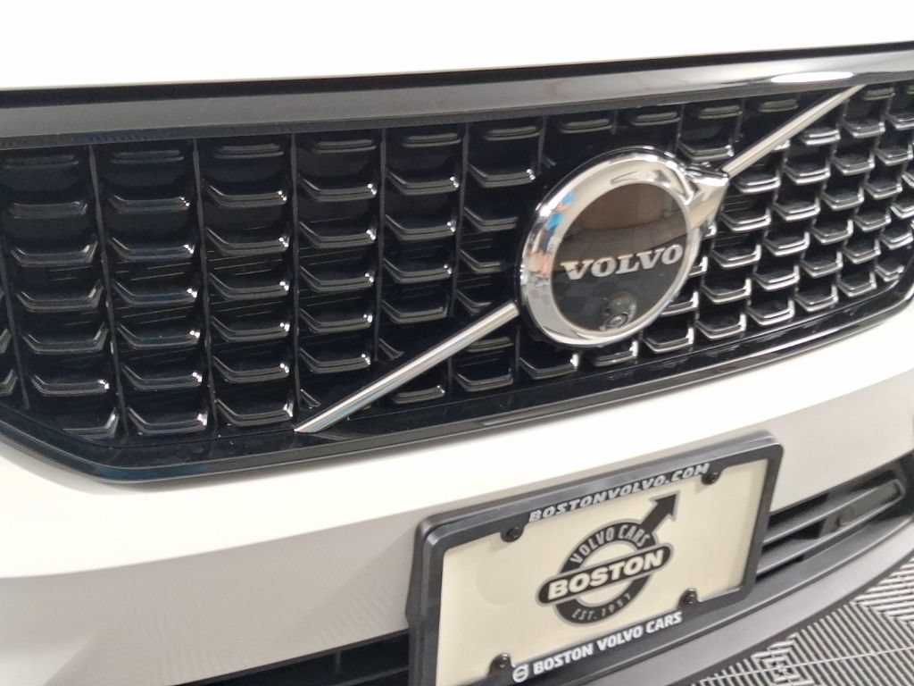 Certified 2026 Volvo XC40 B5 Plus AWD/4WD image 5