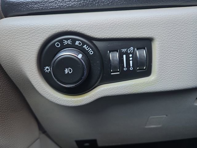 Used 2018 Chrysler Pacifica Limited image 25