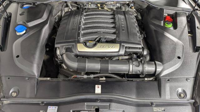 Used 2016 Porsche Cayenne w/ Premium Package AWD/4WD image 33