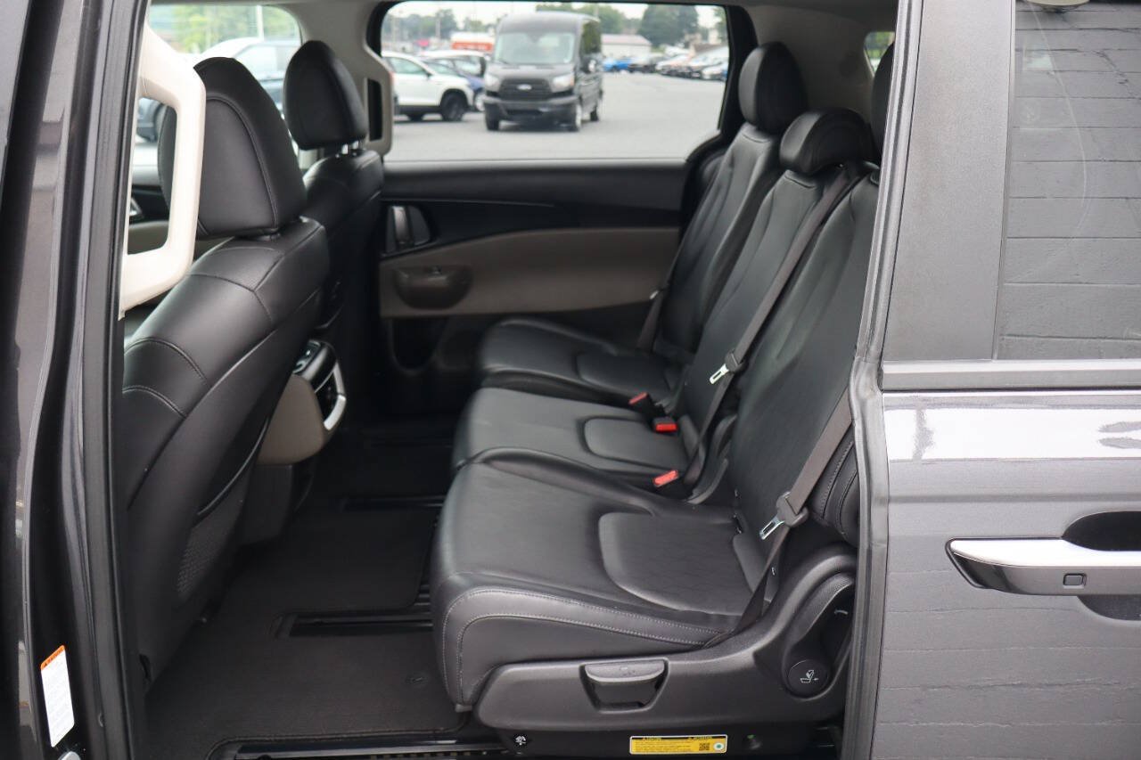 Used 2025 Kia Carnival FWD image 5