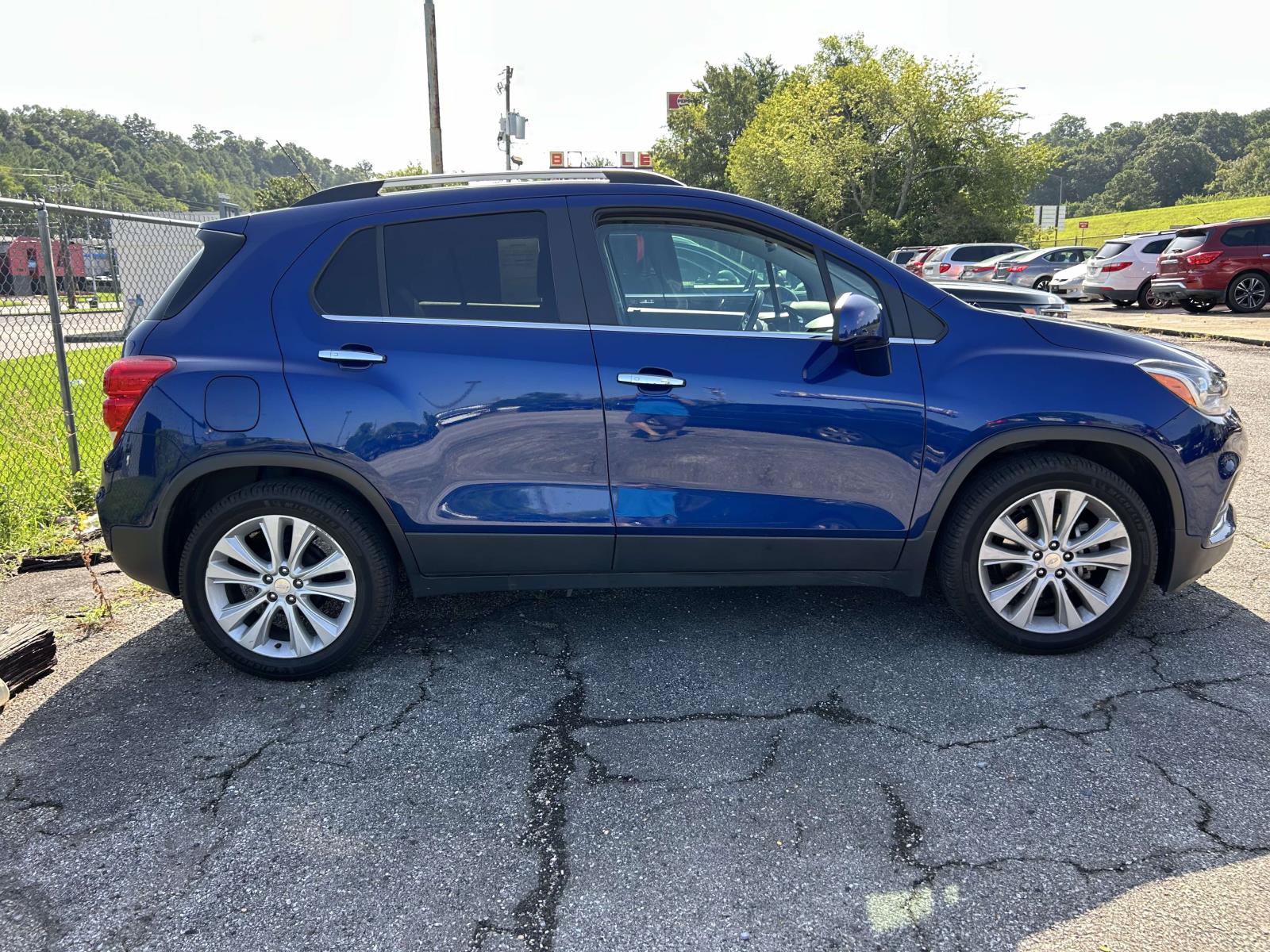 Used 2017 Chevrolet Trax Premier w/ Driver Confidence II Package FWD image 2