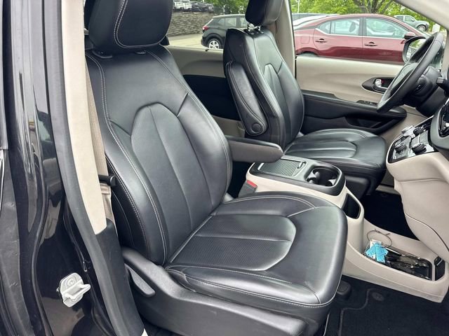 Used 2023 Chrysler Pacifica Touring-L FWD image 24