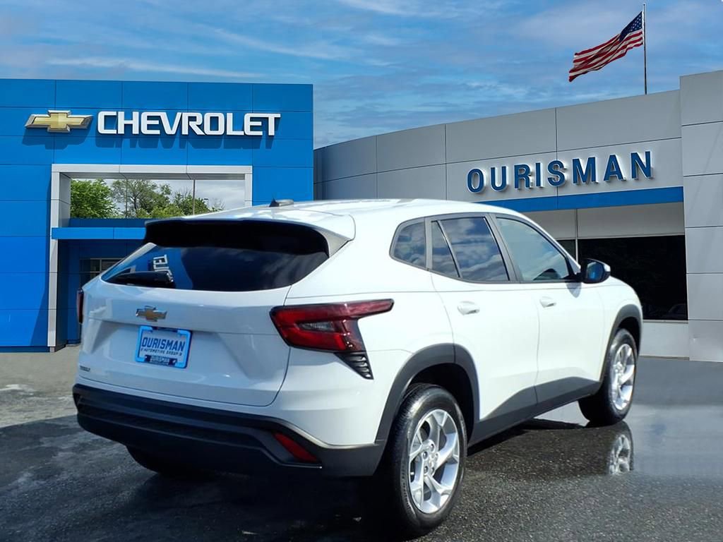 Used 2024 Chevrolet Trax LS w/ LS Convenience Package image 3