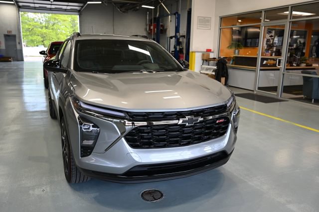 New 2026 Chevrolet Trax RS w/ Driver Confidence Package FWD image 3