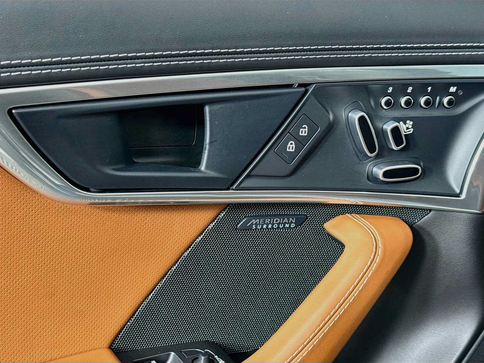 Used 2023 Jaguar F-TYPE R-Dynamic AWD/4WD image 19