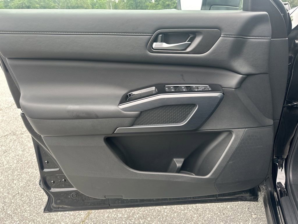 Used 2025 Nissan Pathfinder SL image 27