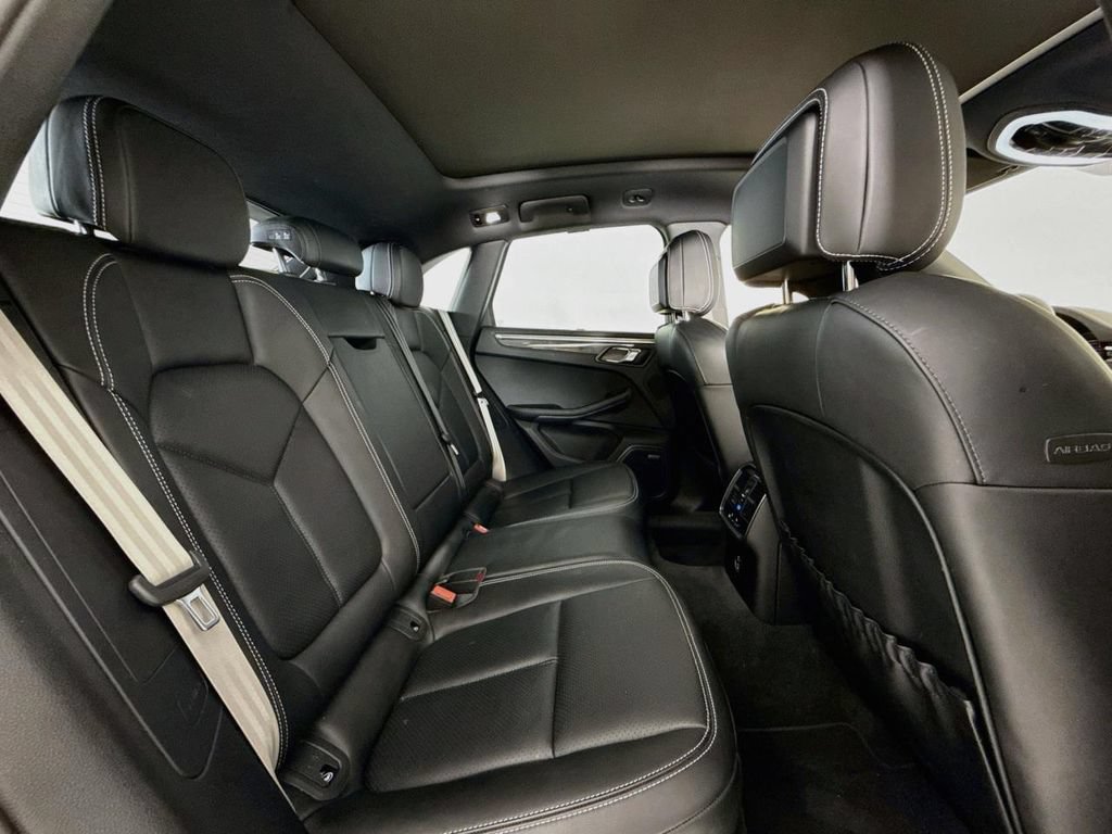 Certified 2024 Porsche Macan AWD/4WD image 19