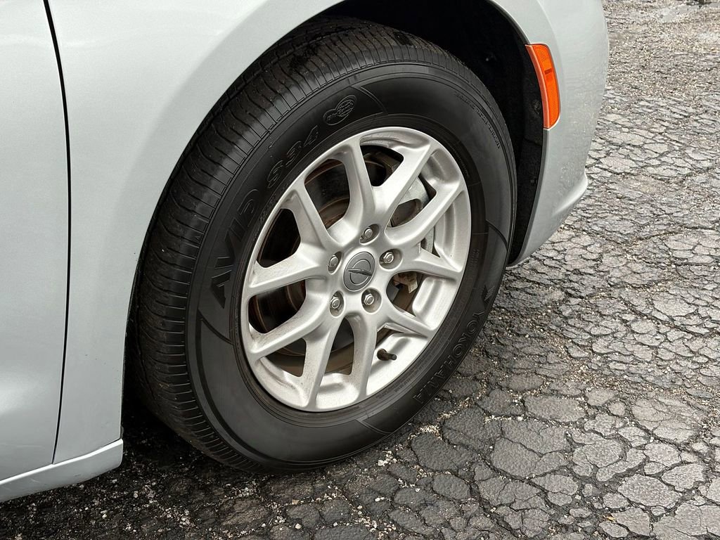 Used 2023 Chrysler Pacifica Touring-L FWD image 9