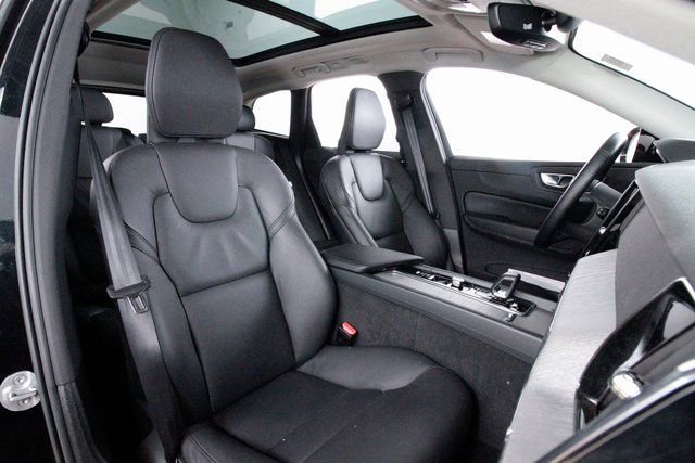 Certified 2025 Volvo XC60 B5 Core image 23