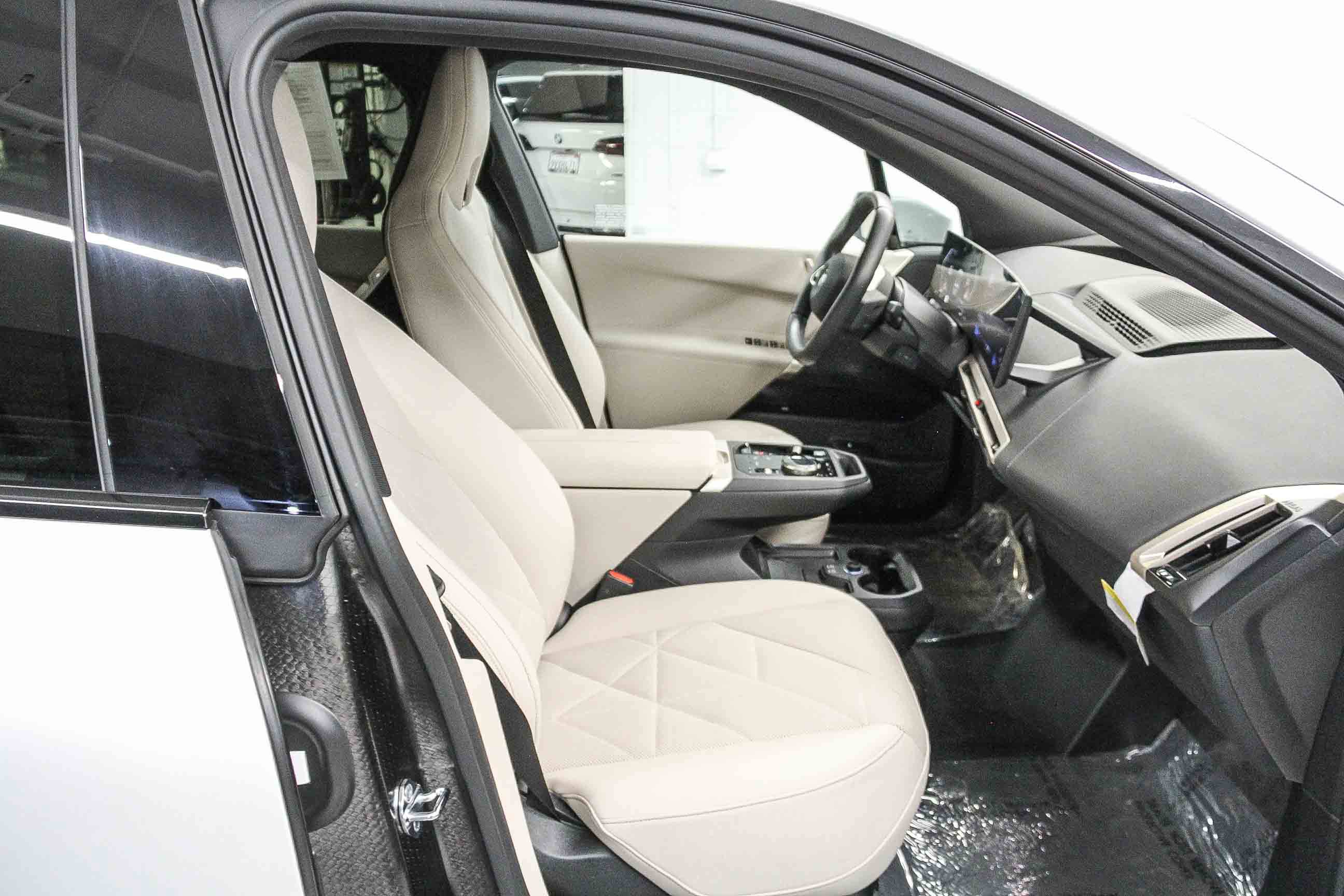 Used 2026 BMW iX xDrive45 w/ Premium Package image 17