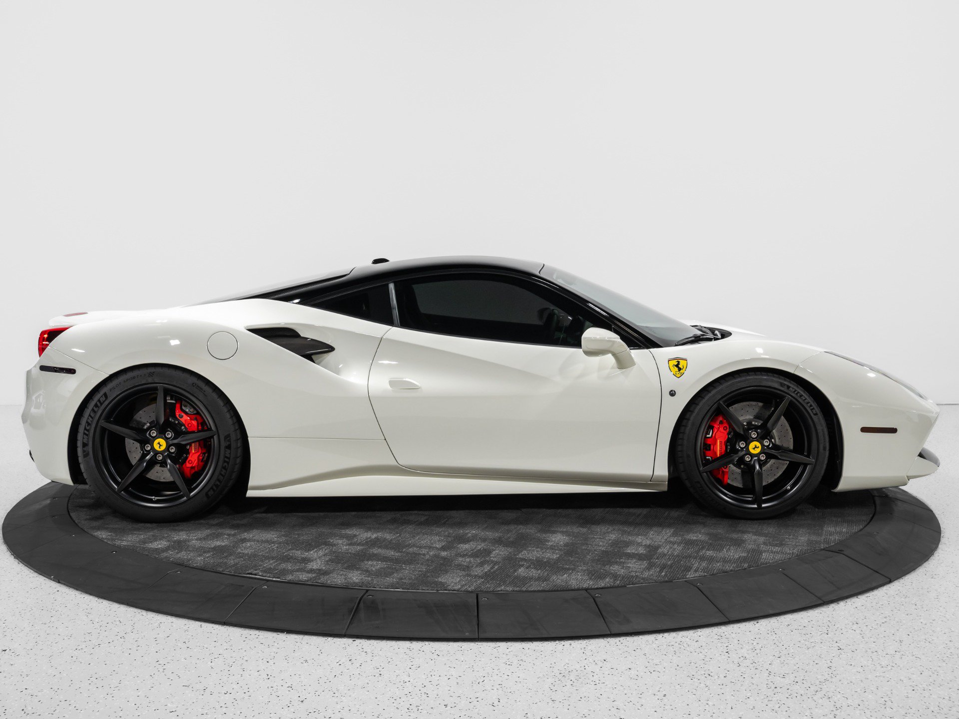 Used 2016 Ferrari 488 GTB RWD image 10