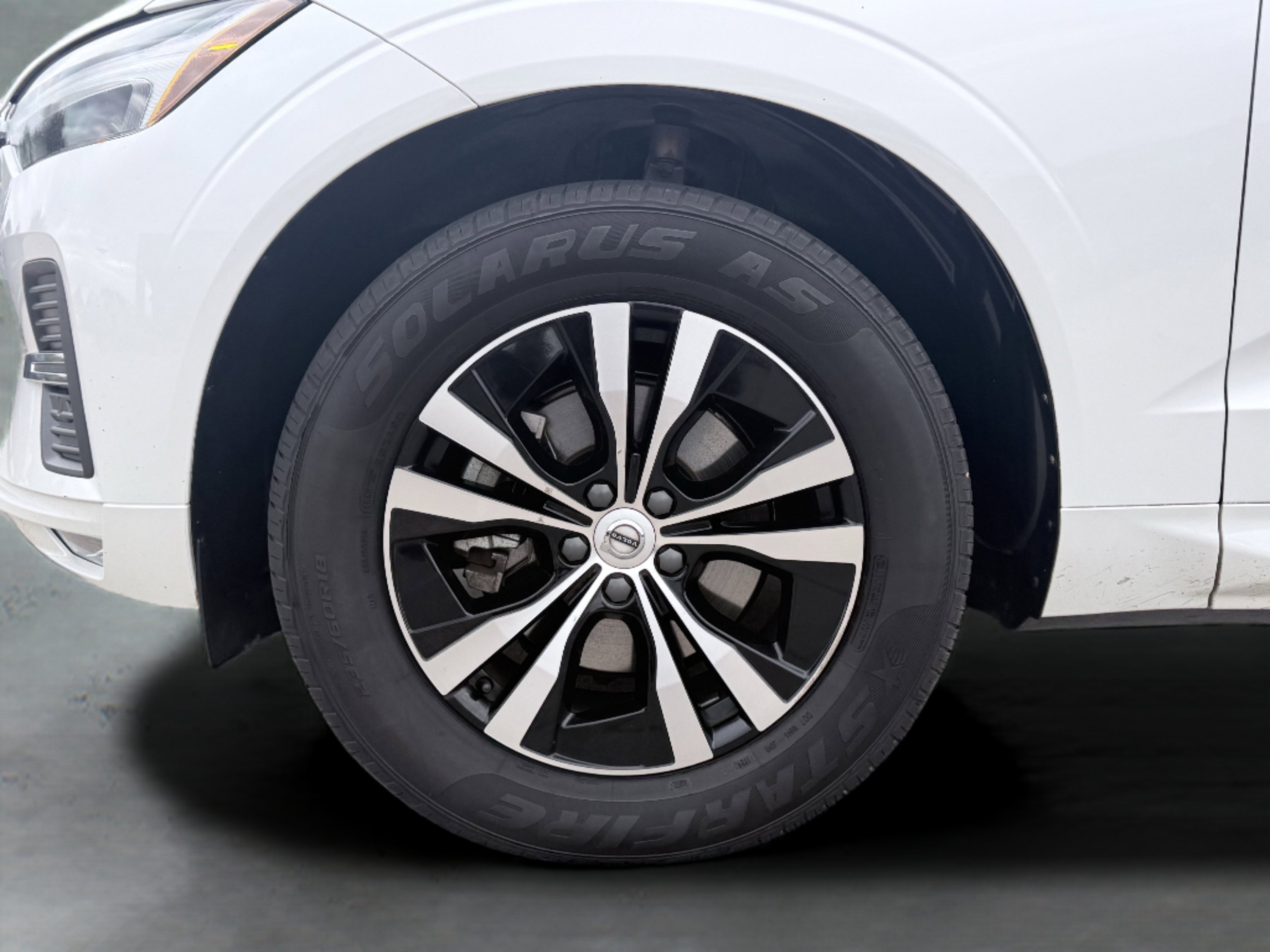 Used 2023 Volvo XC60 B5 Core image 12