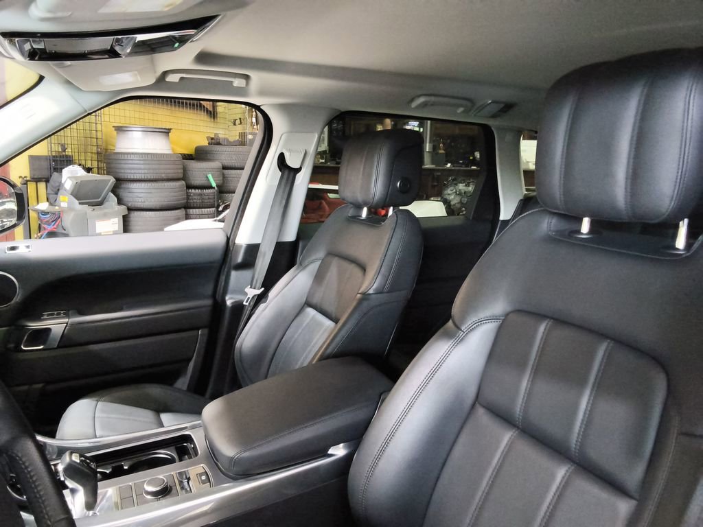 Used 2019 Land Rover Range Rover Sport SE image 14