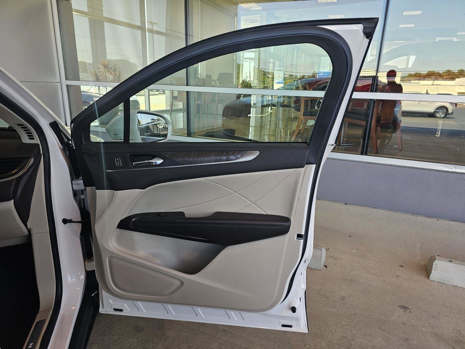 Used 2019 Lincoln MKC Reserve w/ MKC Climate Package image 12