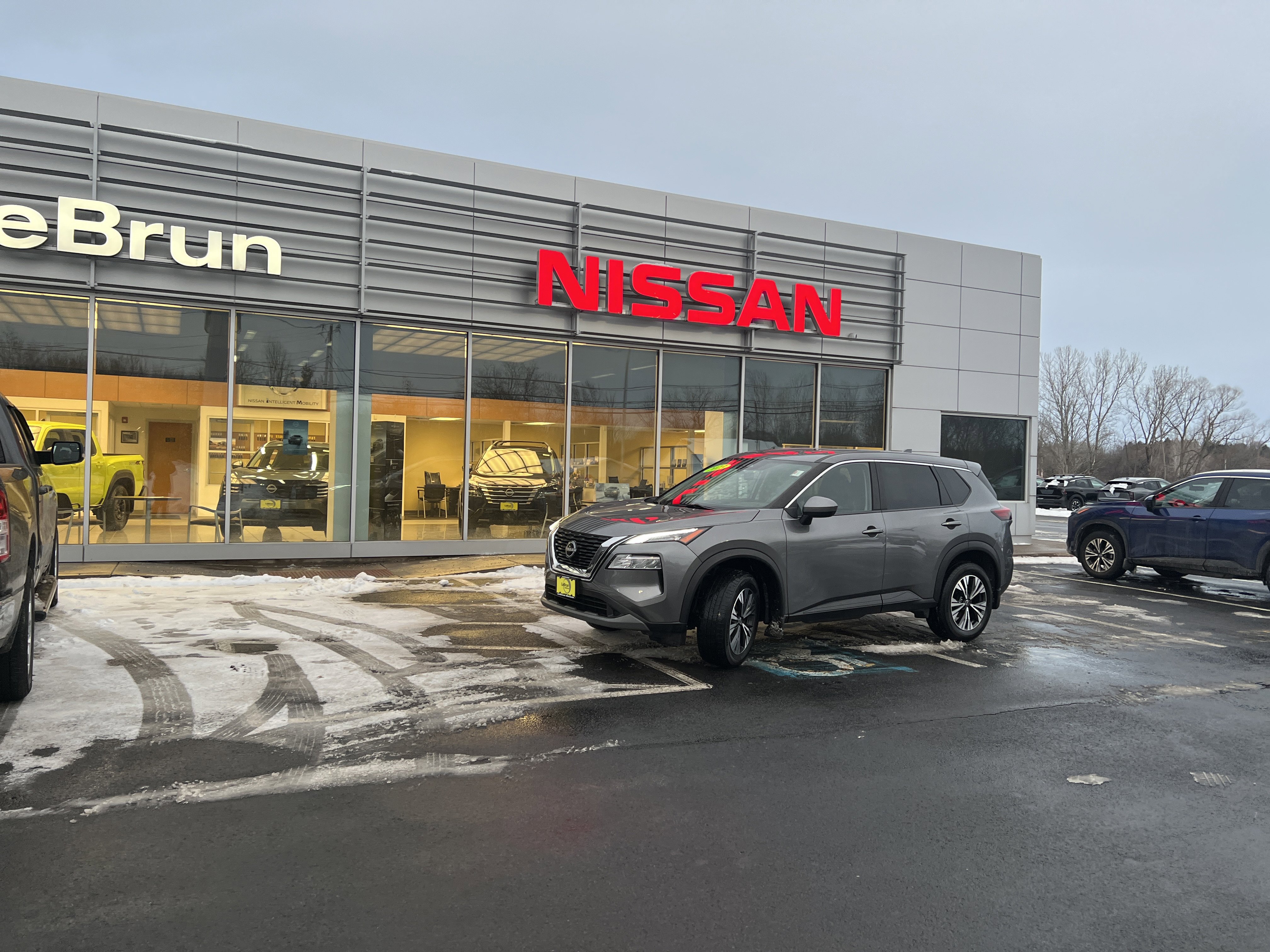 Used 2023 Nissan Rogue SV image 1