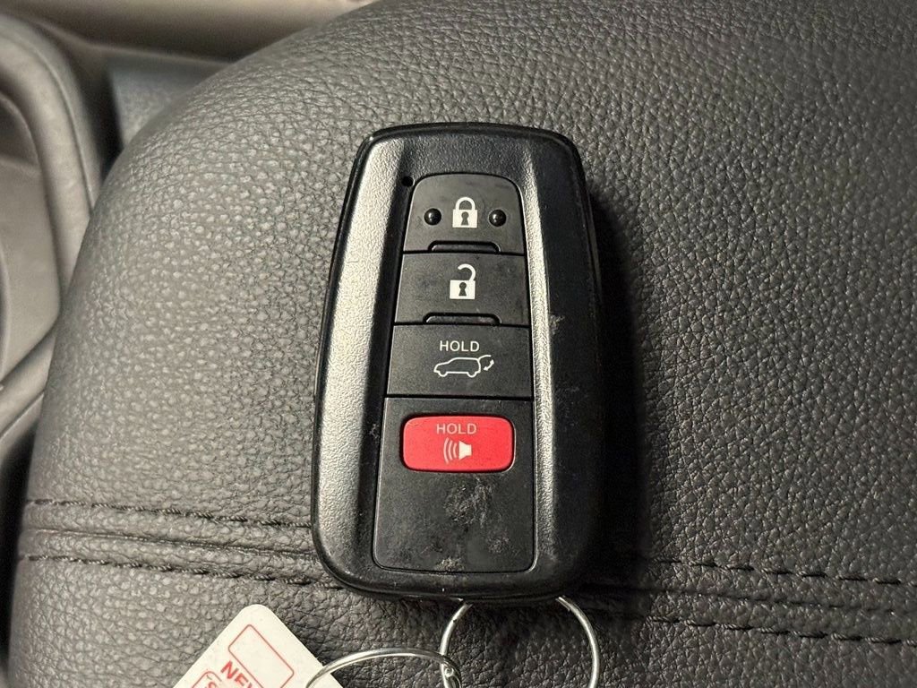 Used 2023 Toyota RAV4 XLE Premium image 17