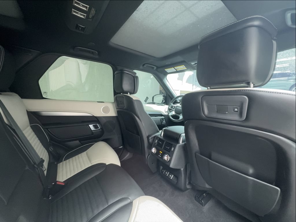 Used 2024 Land Rover Discovery Dynamic SE AWD/4WD image 27