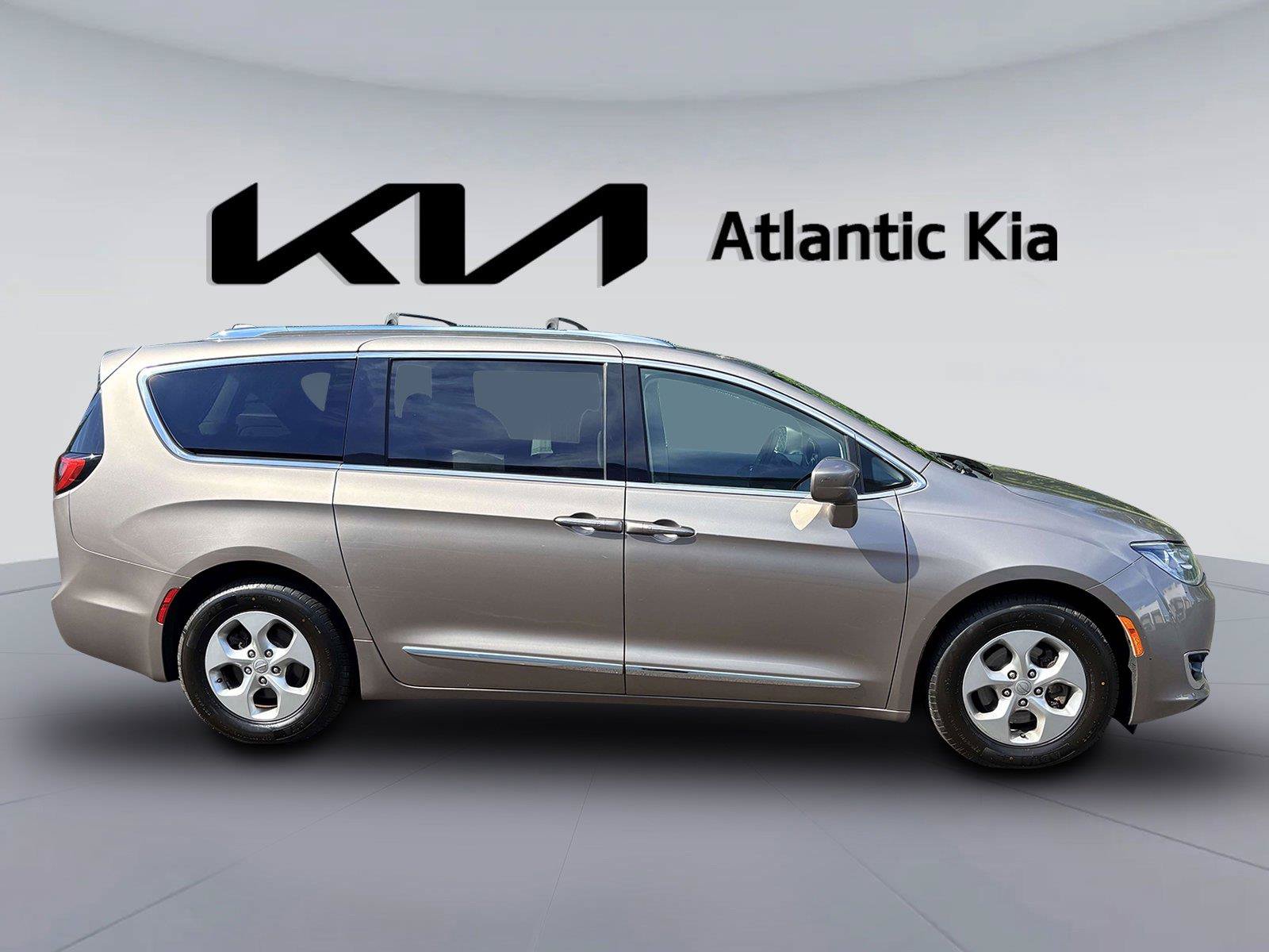 Used 2017 Chrysler Pacifica Touring-L Plus FWD image 5