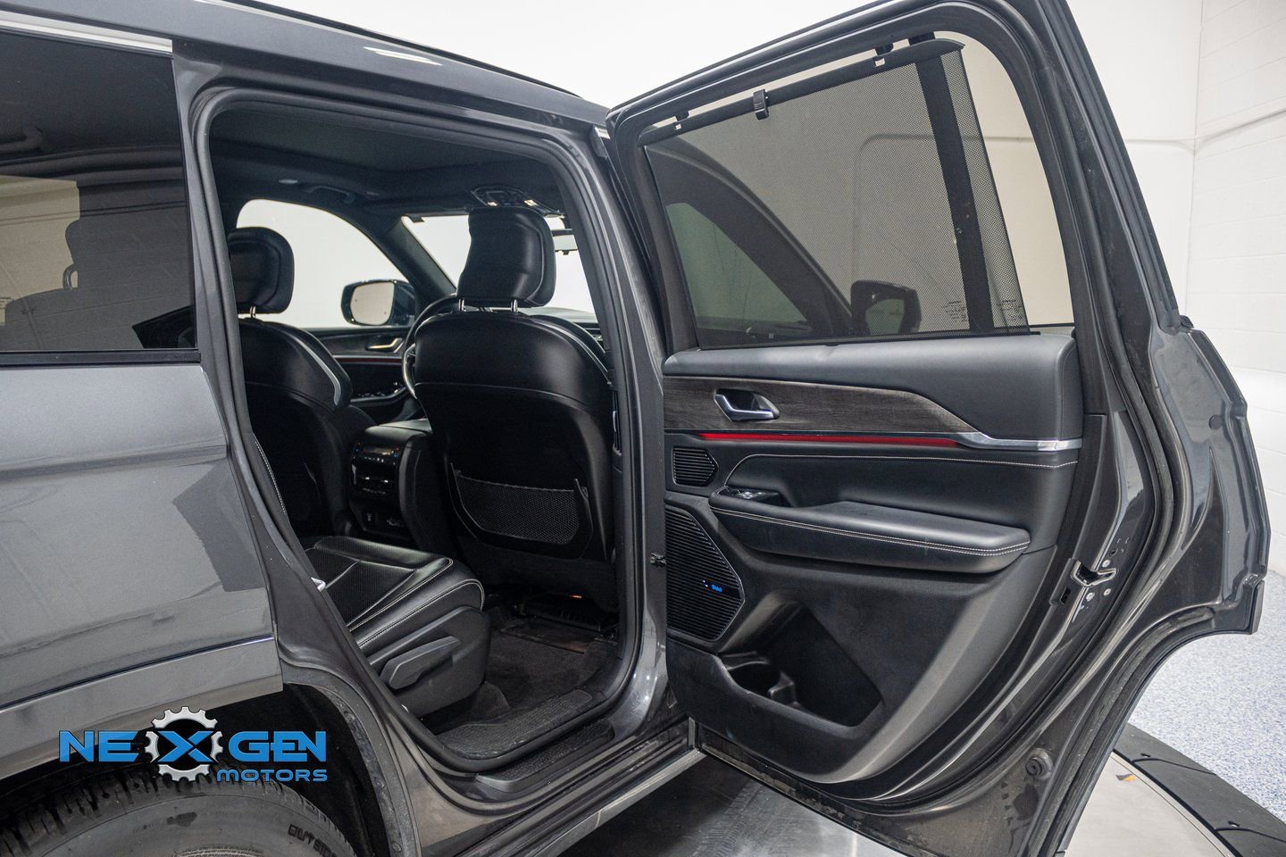 Used 2021 Jeep Grand Cherokee L Overland w/ Luxury Tech Group IV AWD/4WD image 33
