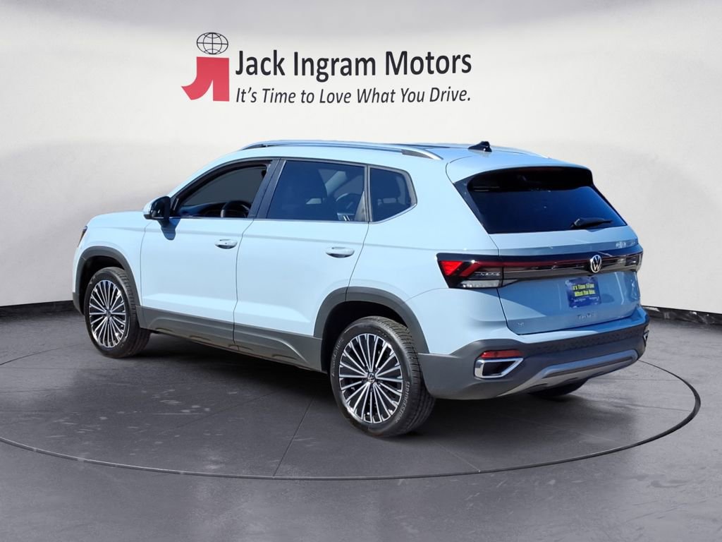 Certified 2025 Volkswagen Taos SE w/ Panoramic Sunroof Package image 3