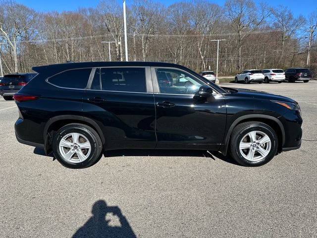 Used 2023 Toyota Highlander LE AWD/4WD image 9