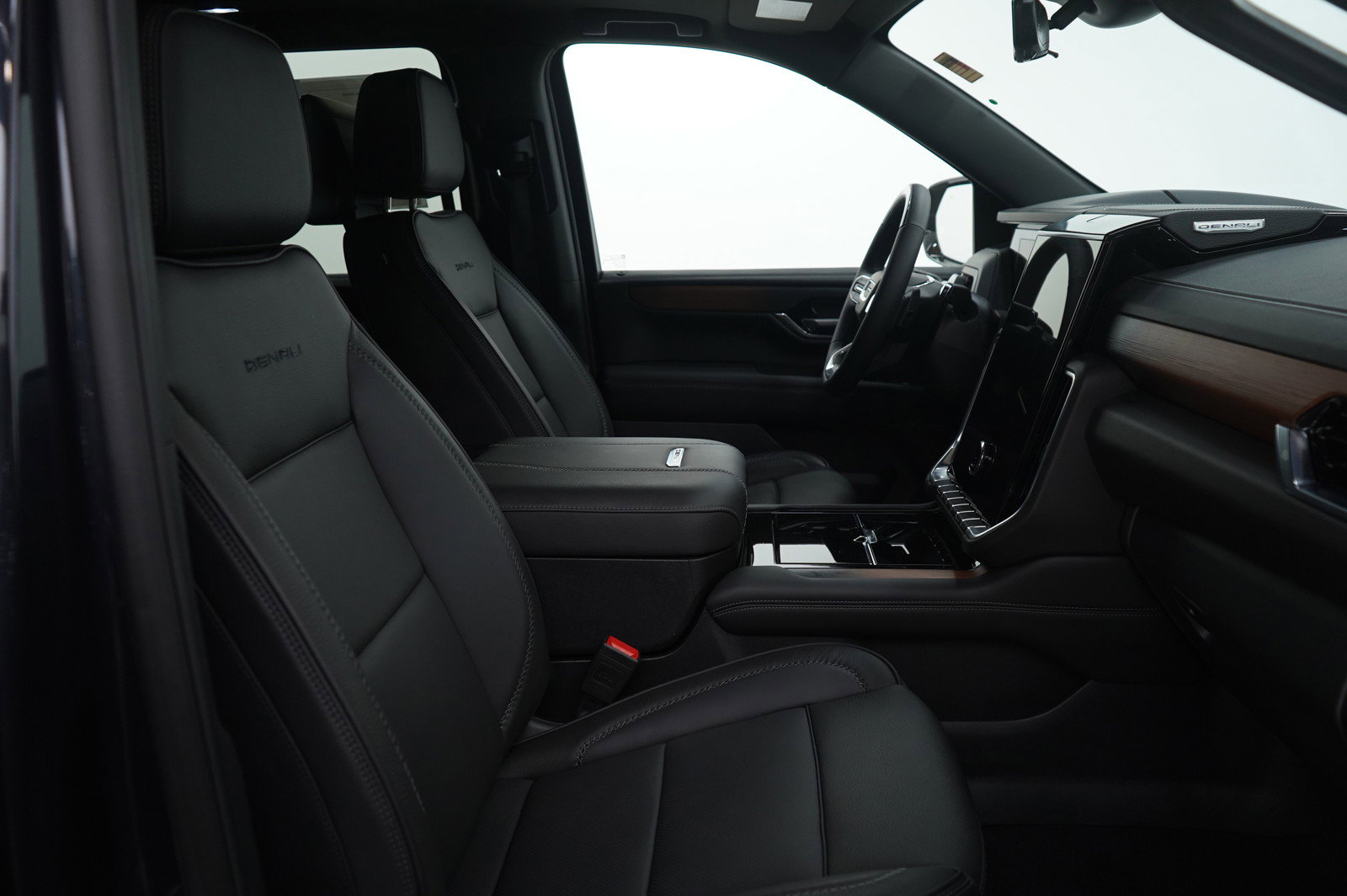 Used 2025 GMC Yukon Denali w/ Denali Reserve Package image 12