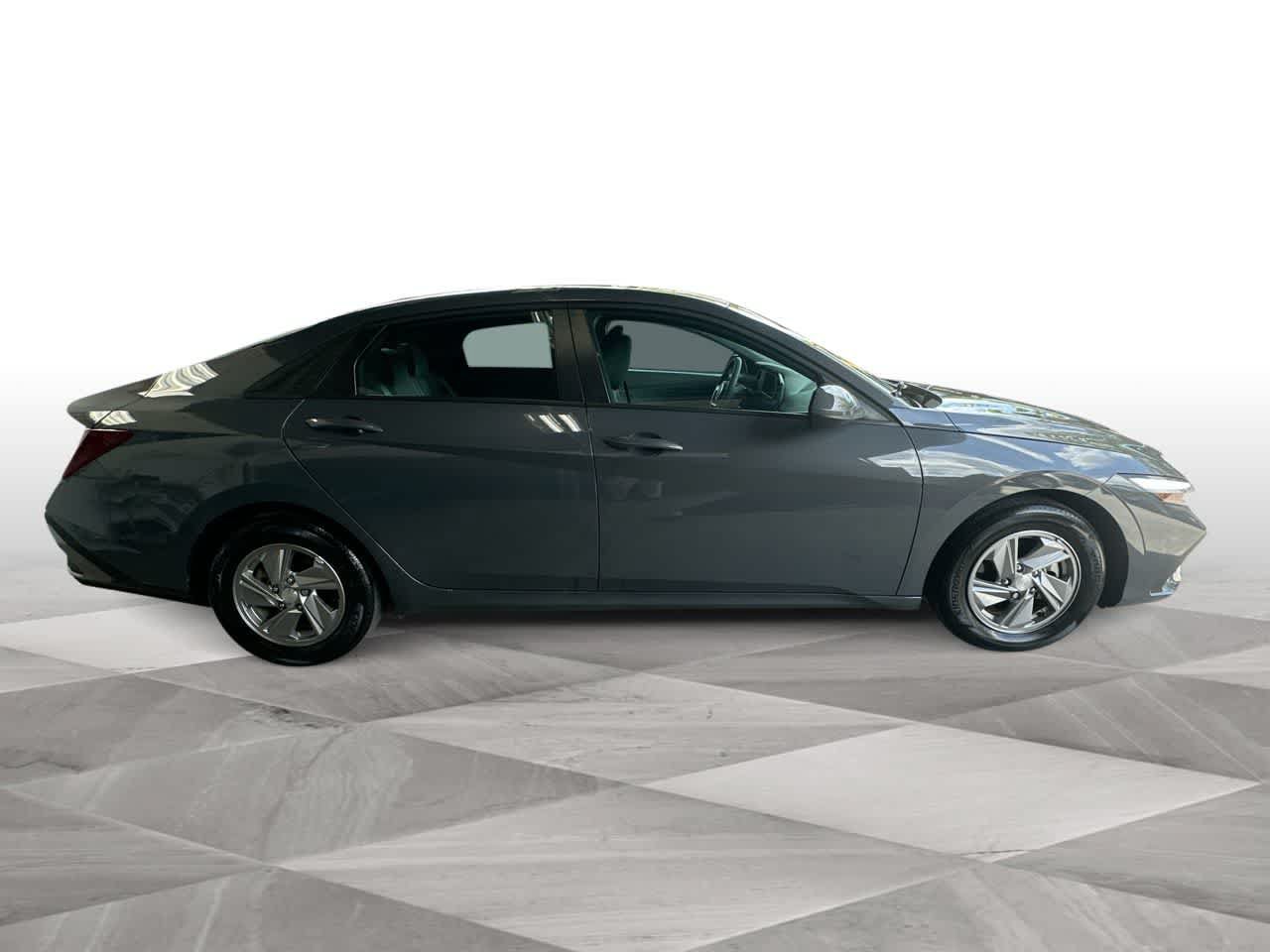 Used 2025 Hyundai Elantra SE FWD image 9