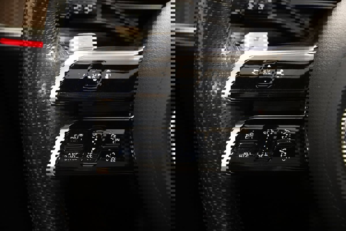 Used 2025 Mercedes-Benz GLC 300 4MATIC SUV image 41