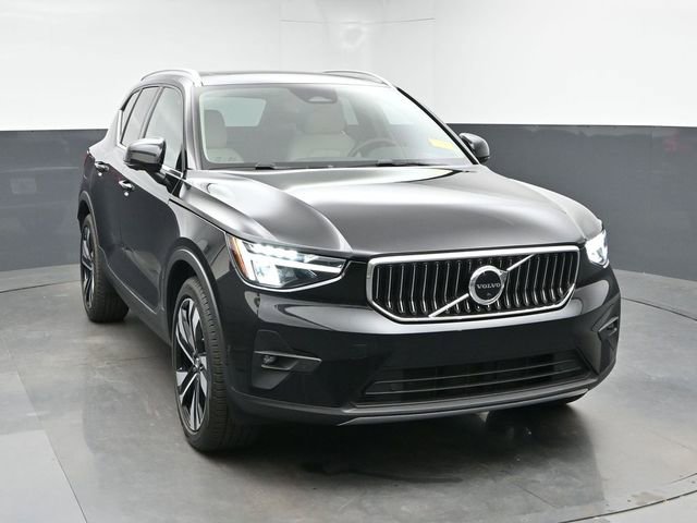 Used 2023 Volvo XC40 B4 Ultimate w/ Protection Package Premier FWD image 2