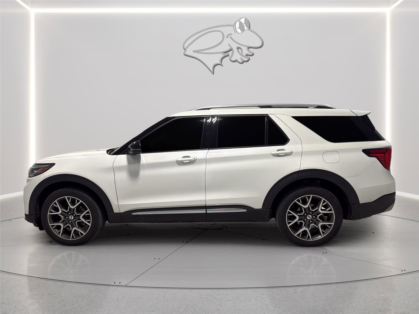 Used 2025 Ford Explorer Platinum w/ Ultimate Package AWD/4WD image 2