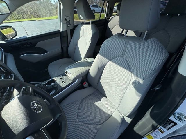 Used 2023 Toyota Highlander L image 10