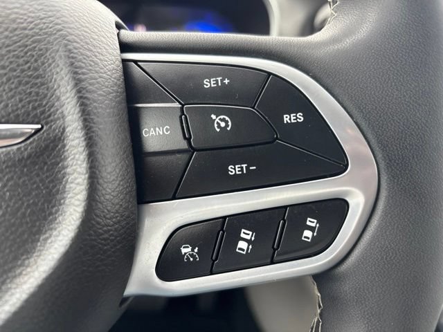Used 2024 Chrysler Pacifica Touring-L FWD image 19