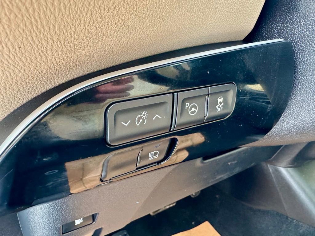 Used 2019 Toyota Prius LE image 18