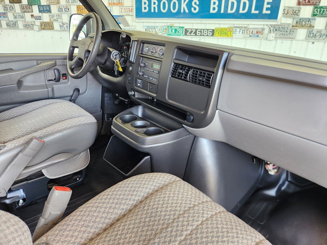Used 2005 Chevrolet Express 2500 Extended RWD image 2