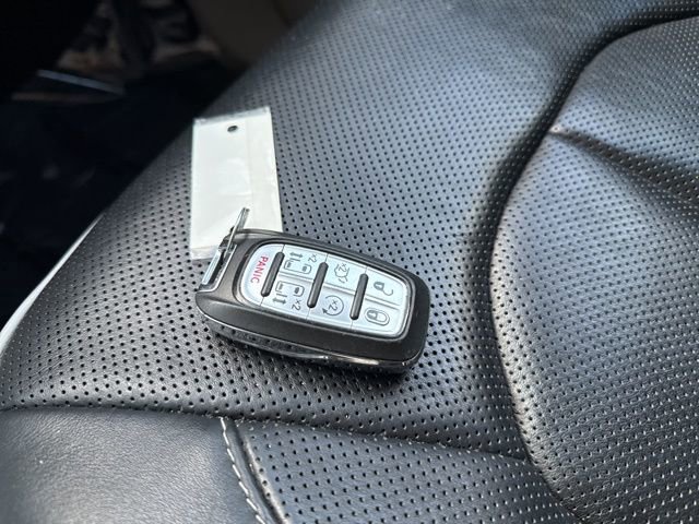 Used 2023 Chrysler Pacifica Limited image 37