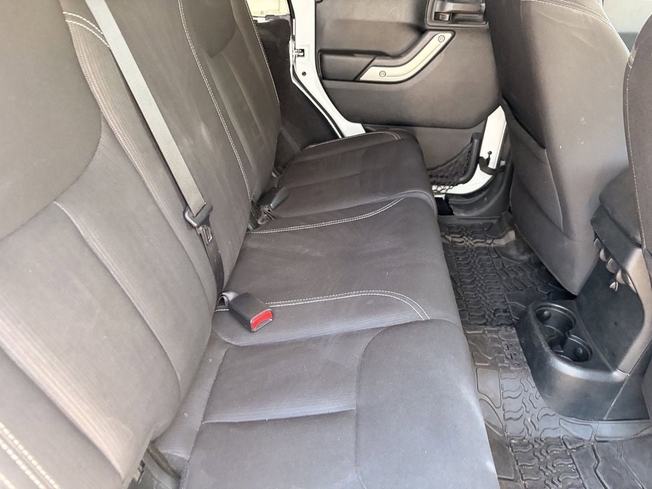 Used 2018 Jeep Wrangler Unlimited Sahara w/ Connectivity Group AWD/4WD image 13