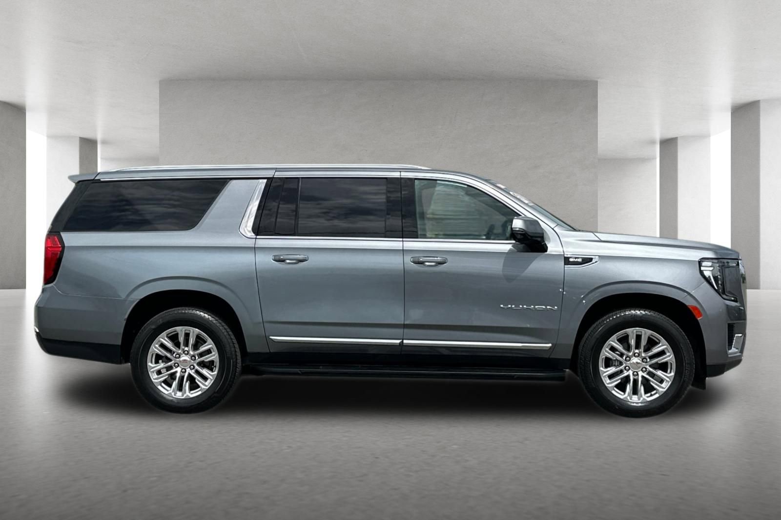 Used 2022 GMC Yukon XL SLT w/ SLT Luxury Package RWD image 3