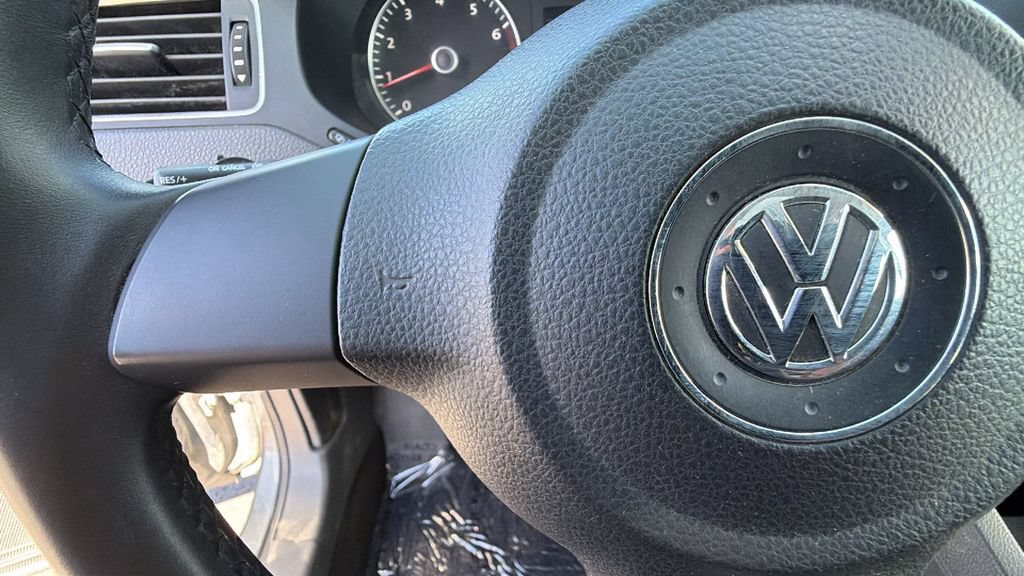 Used 2013 Volkswagen Jetta SE FWD image 18