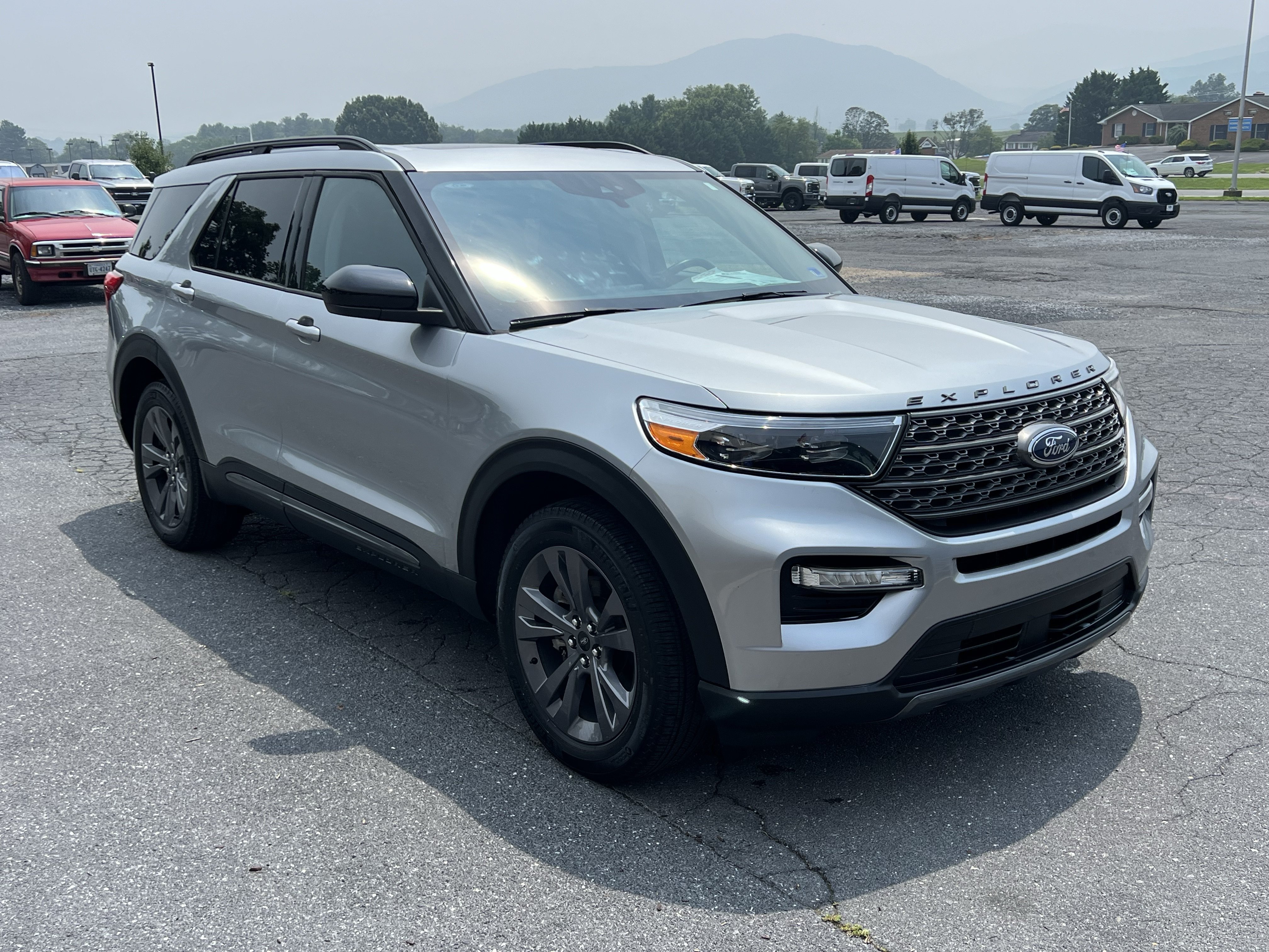 Used 2023 Ford Explorer XLT w/ Equipment Group 202A AWD/4WD image 6