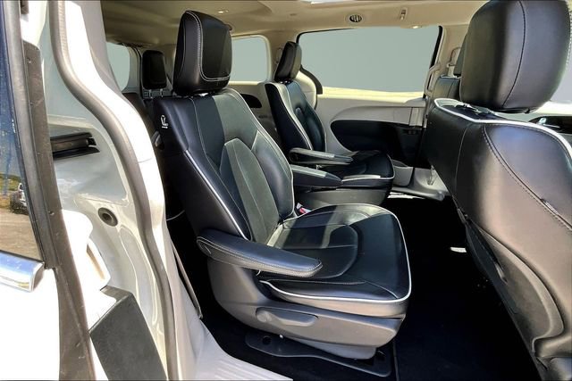 Used 2023 Chrysler Pacifica Limited image 26