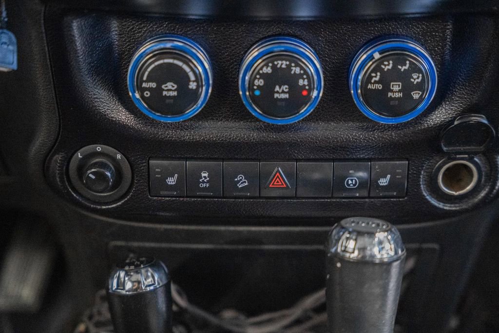 Used 2015 Jeep Wrangler Unlimited Rubicon w/ Connectivity Group image 22