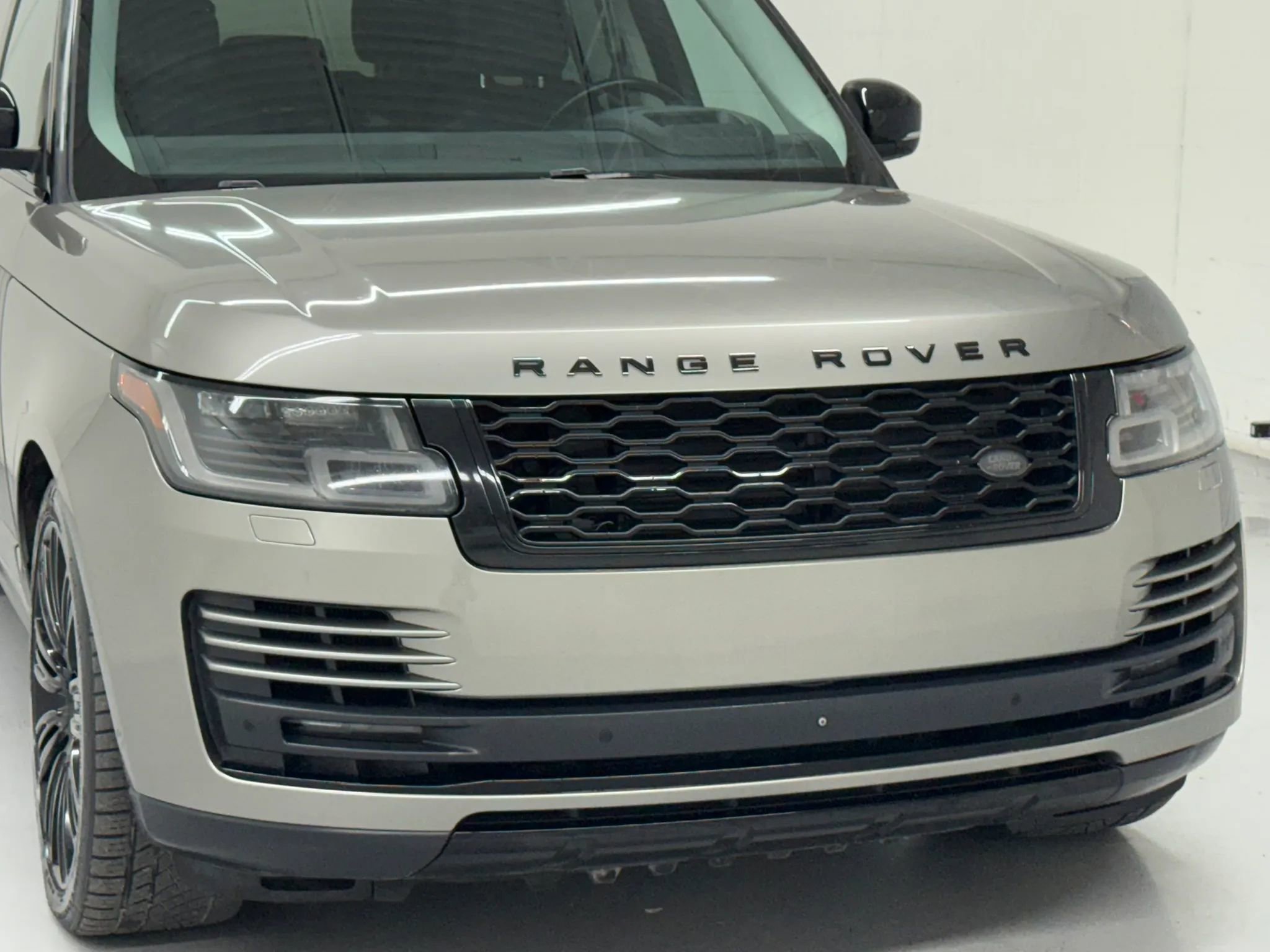 Used 2018 Land Rover Range Rover Supercharged image 10