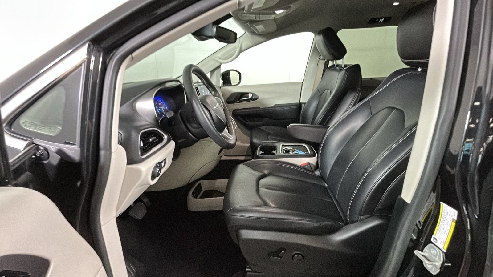 Used 2024 Chrysler Pacifica Touring-L FWD image 12