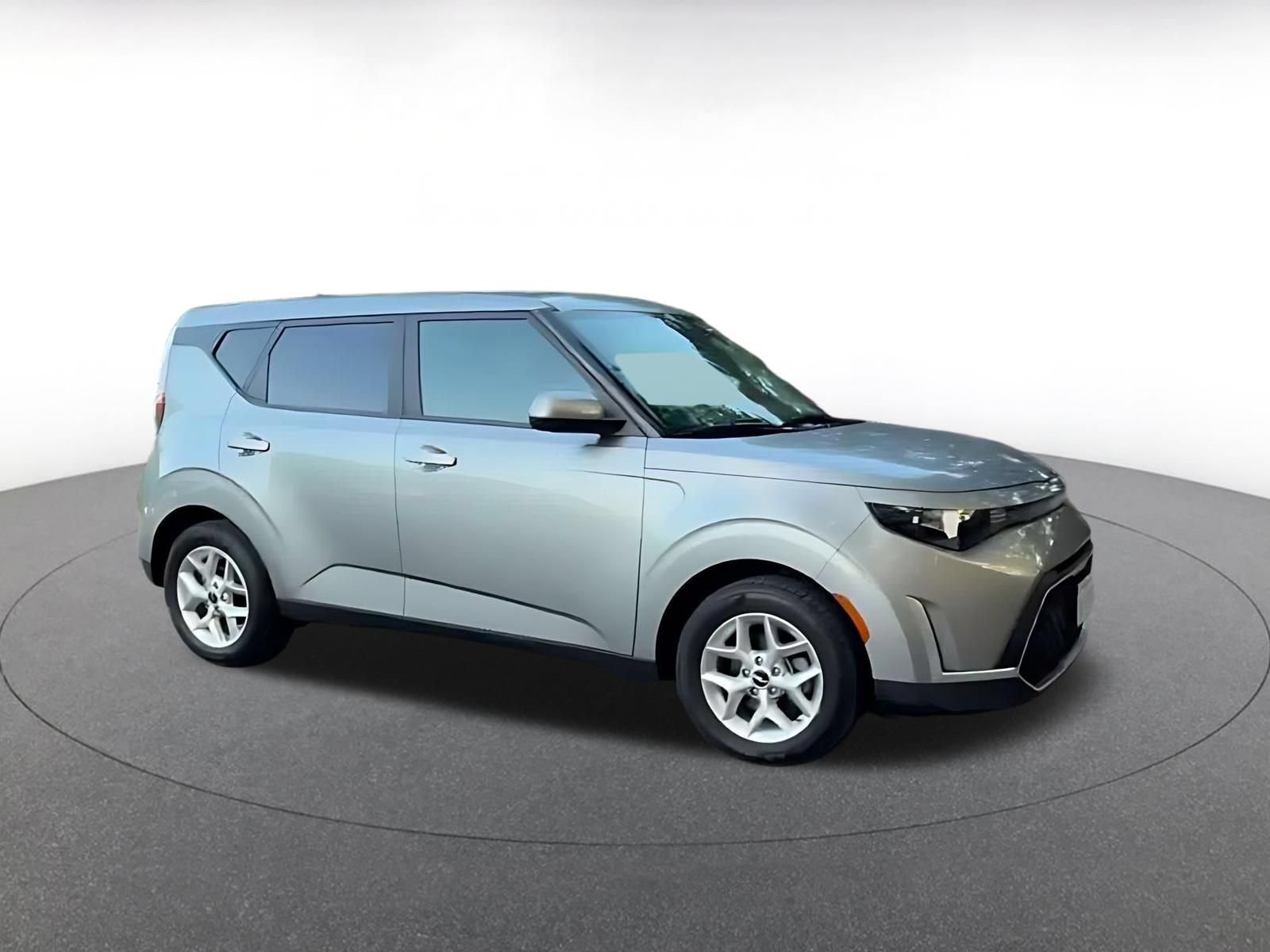 Used 2025 Kia Soul LX w/ LX Technology Package FWD image 2
