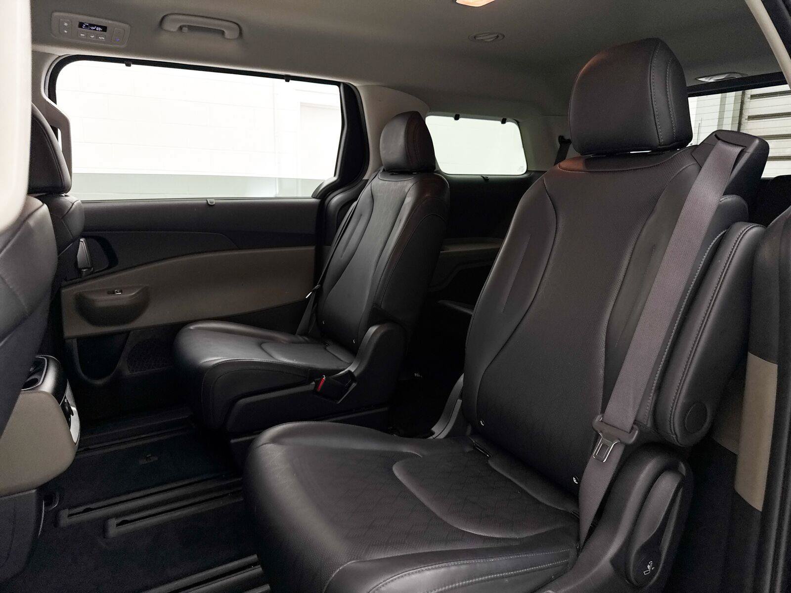 Used 2025 Kia Carnival EX FWD image 32