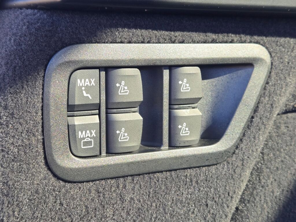 Used 2024 BMW X7 M60i w/ Executive Package image 32